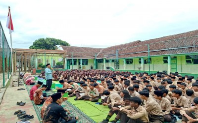 Kejar Berkah di Bulan Suci, MTs Ma’arif NU 1 Kedungbanteng Gelar Tadarus Massal Sekali Duduk Khatam 30 Juz!